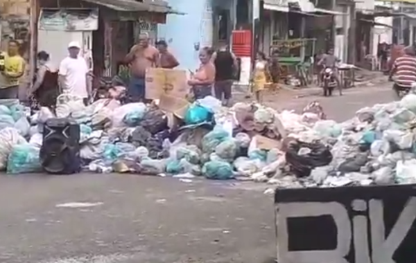 Ruas interditadas com lixo pelos moradores
