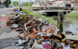 Lixo espalhado na beira de um canal em Belém
