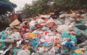 Imagem de uma via cheia de lixo em Belém