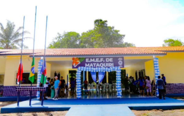 Escola amarela sendo inaugurada em Cametá