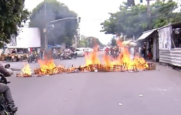 Caixotes sendo queimados em uma via de Belém