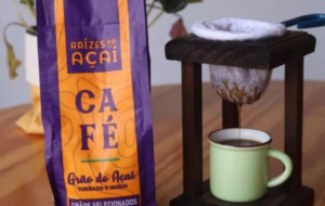Embalagem violeta e laranja de café de açaí
