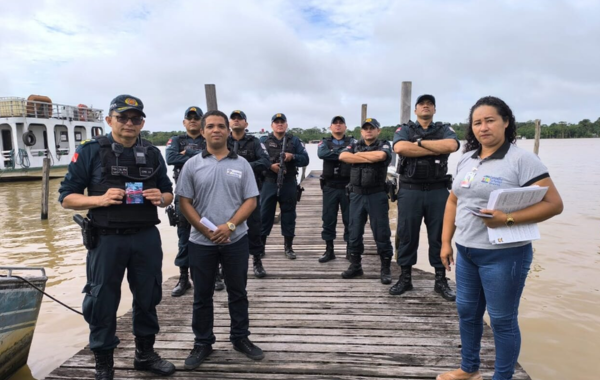Conselheiros tutelares e policiais em uma ponte no Marajó