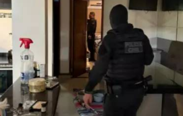 Policial dentro de uma casa em Pacajá