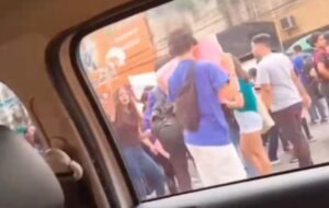 Estudantes com cartazes fazendo protesto em frente a escola Pedro Amazonas Pedroso
