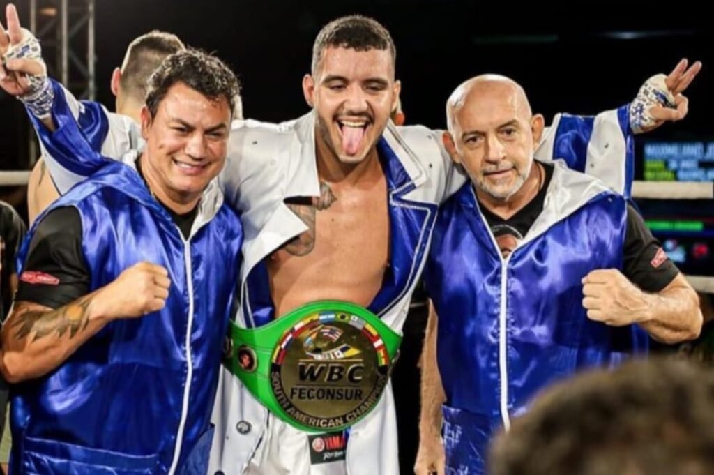 Paraense Lucas Pereira, acompanhado de Popó e Ulysses Pereira, todos de azul
