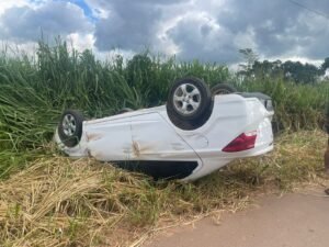 Veiculo capotado na PA-279 em Tucumã
