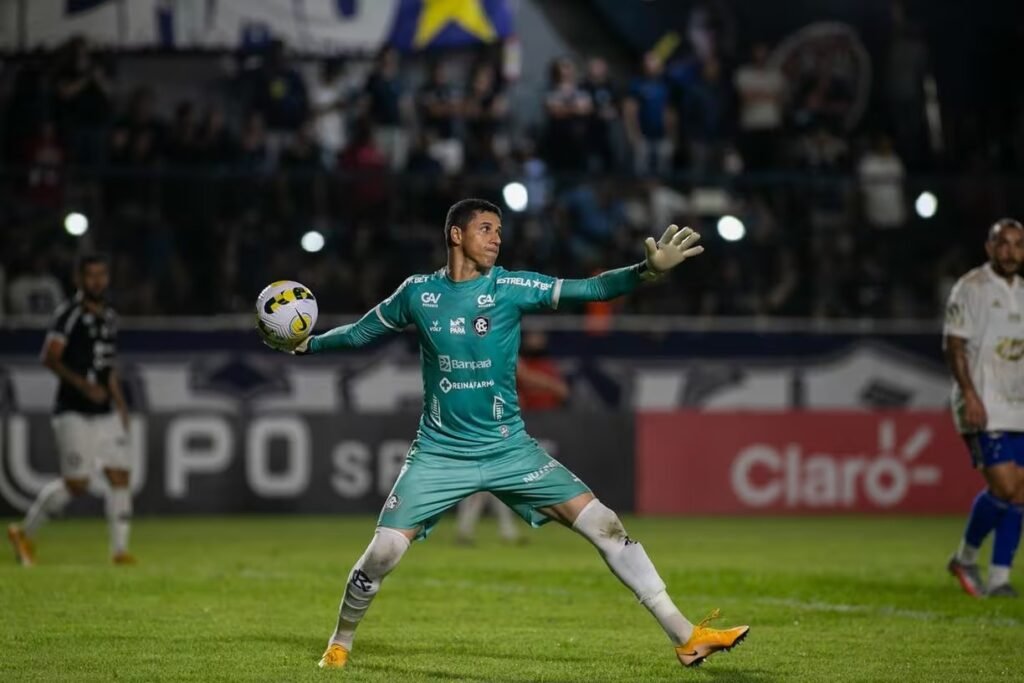Goleiro Vinicius repondo a bola em jogo