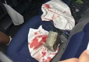 Imagens de uma grande pedra que foi arremessada no ônibus em que estava a delegação do Fortaleza