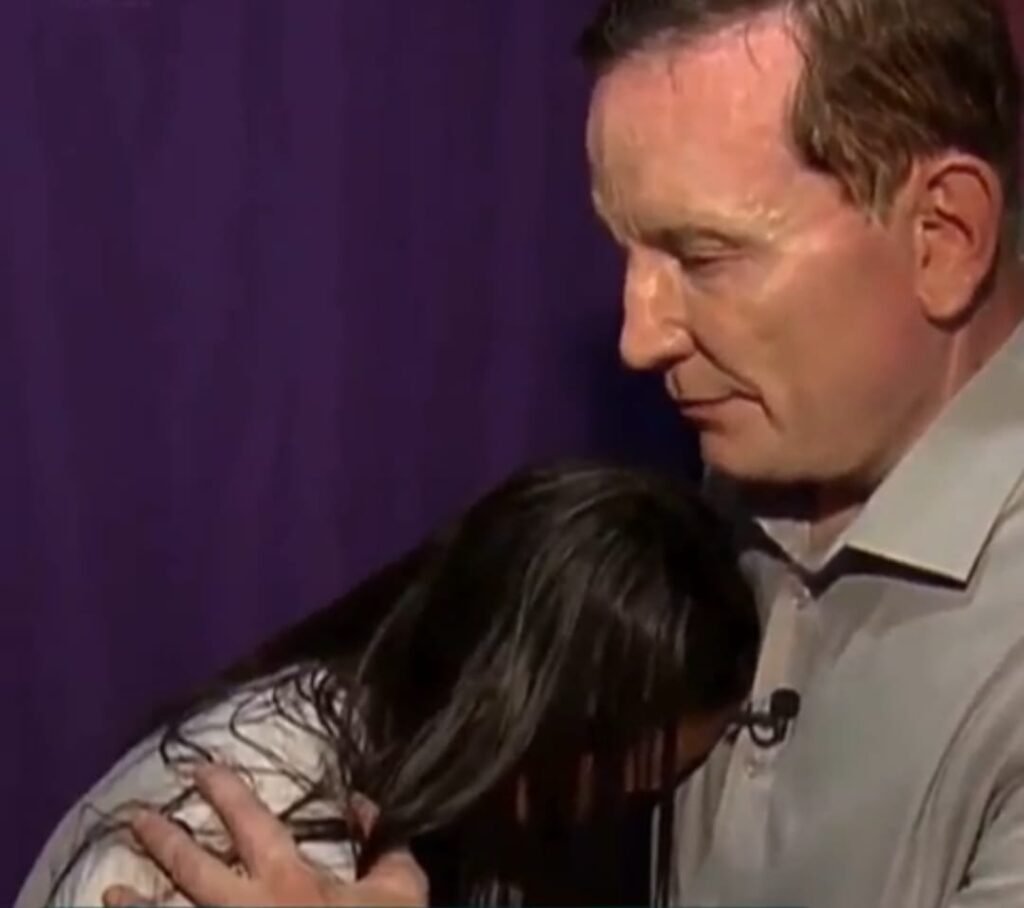 Mulher chorando no colo de Roberto Cabrini