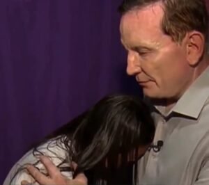 Mulher chorando no colo de Roberto Cabrini
