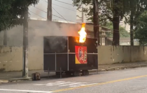 Carrinho de lanche pegando fogo
