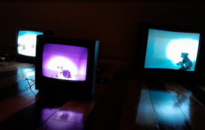3 televisões ligadas