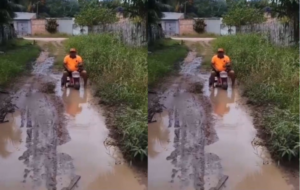 Homem sentado em moto de brinquedo na rua