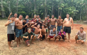 nicolas com outros meninos posando pra foto