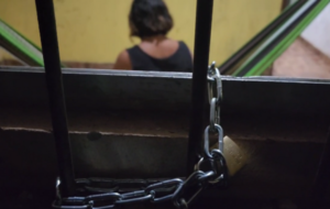 Mulher de costas sentada em uma rede