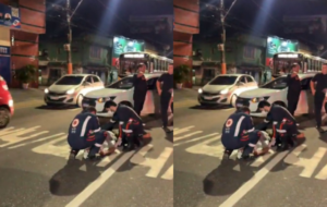 Paramédicos na avenida cobrindo o corpo da vítima