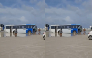 ônibus atolado em praia