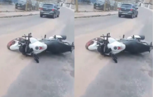 moto caída no chão
