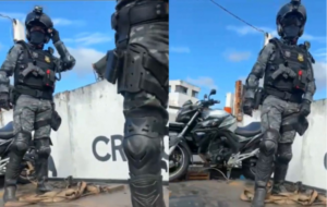 Policiais em cima de um carro de guincho