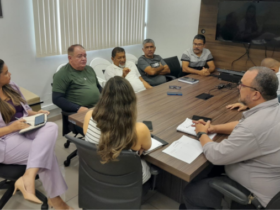 Várias pessoas sentadas em reuniao