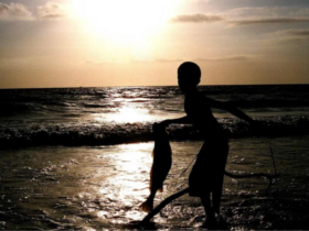 Menino na beira da praia