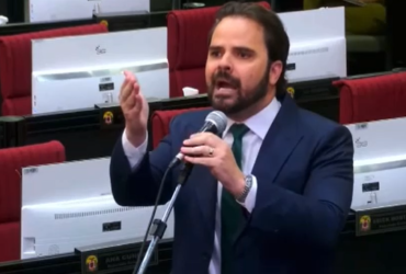 Deputado estadual Toni Cunha (PL) discursa na ALEPA.