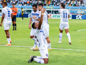 Atacante do Paysandu Jean Dias, de joelhos, comemorando o primeiro gol com a camisa do clube