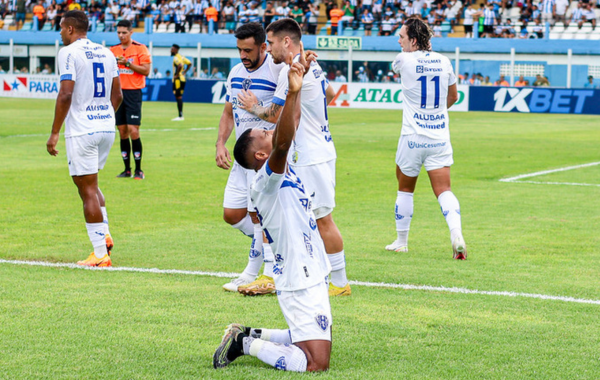 Atacante do Paysandu Jean Dias, de joelhos, comemorando o primeiro gol com a camisa do clube