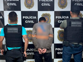 Suspeito sendo preso na Delegacia de Polícia Civil de Paragominas