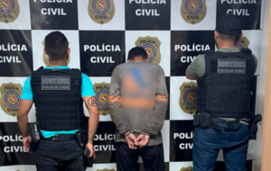 Suspeito sendo preso na Delegacia de Polícia Civil de Paragominas