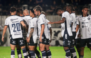 Jogadores do Clube do Remo, de branco, durante uma partida do Campeonato Paraense