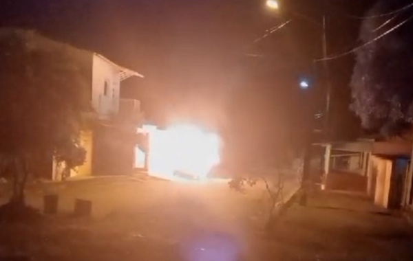 Carro sendo incendiado em Faro, no Pará