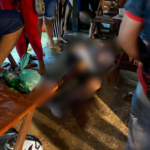 Homem estirado no chão de um bar após ser baleado