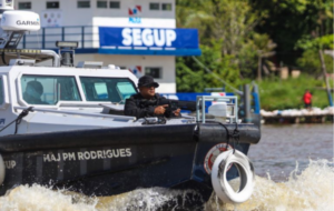 Agente de segurança em um barco