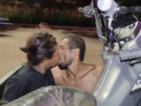 Casal se beijando após furtar lojas em Parauapebas