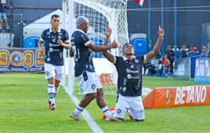 Jogadores do Clube do Remo comemorando no Baenão