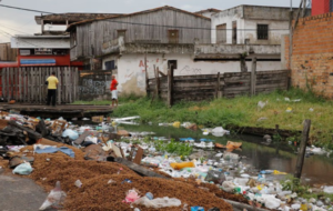 Cidade tomada de lixo