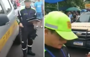 Agentes de trânsito aplicando multa em motorista de aplicativo