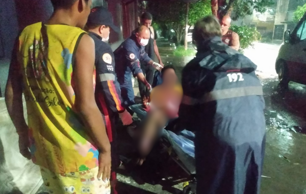 Homem ensanguentado sendo levado para um hospital
