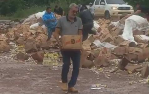 Morador carregando uma caixa de 51