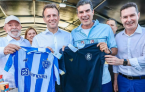 Macron com a camisa de Remo e Paysandu