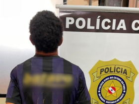 Homem sendo preso na delegacia de Polícia Civil do Guamá