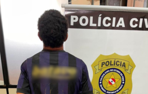 Homem sendo preso na delegacia de Polícia Civil do Guamá