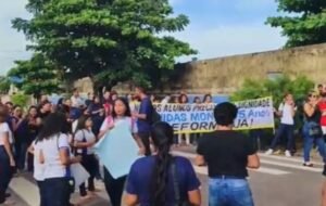 Alunos de escola em Abaetetuba fazendo protesto