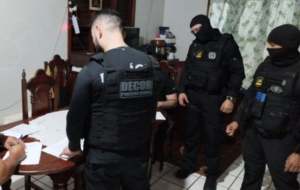 policiais de costas
