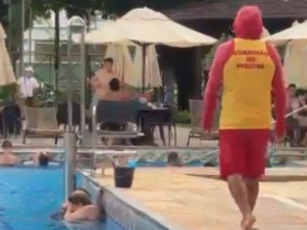 casal na piscina