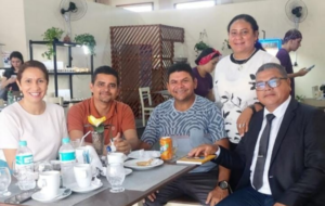 Advogados Anne Veloso e João Eudes acompanhados dos novos vereadores Celma Rodrigues (em pé), Marenilson Pureza e Prof. Antônio Marcos.