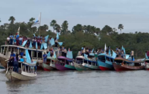 vários barcos no rio