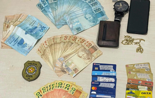 dinheiro, cartões e objetos pessoais em cima da mesa